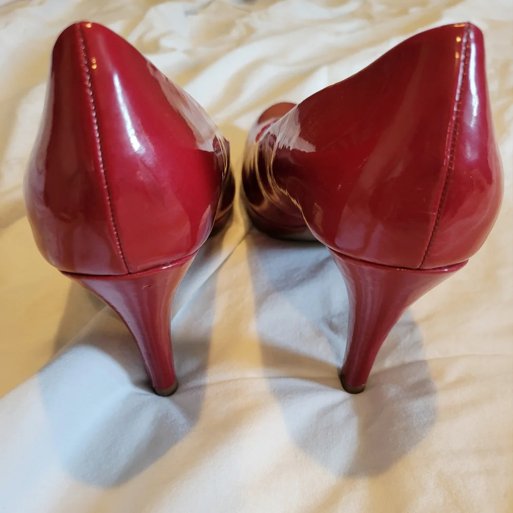 Bandolino Red Pumps, size 9 1/2 - Picture 2 of 5